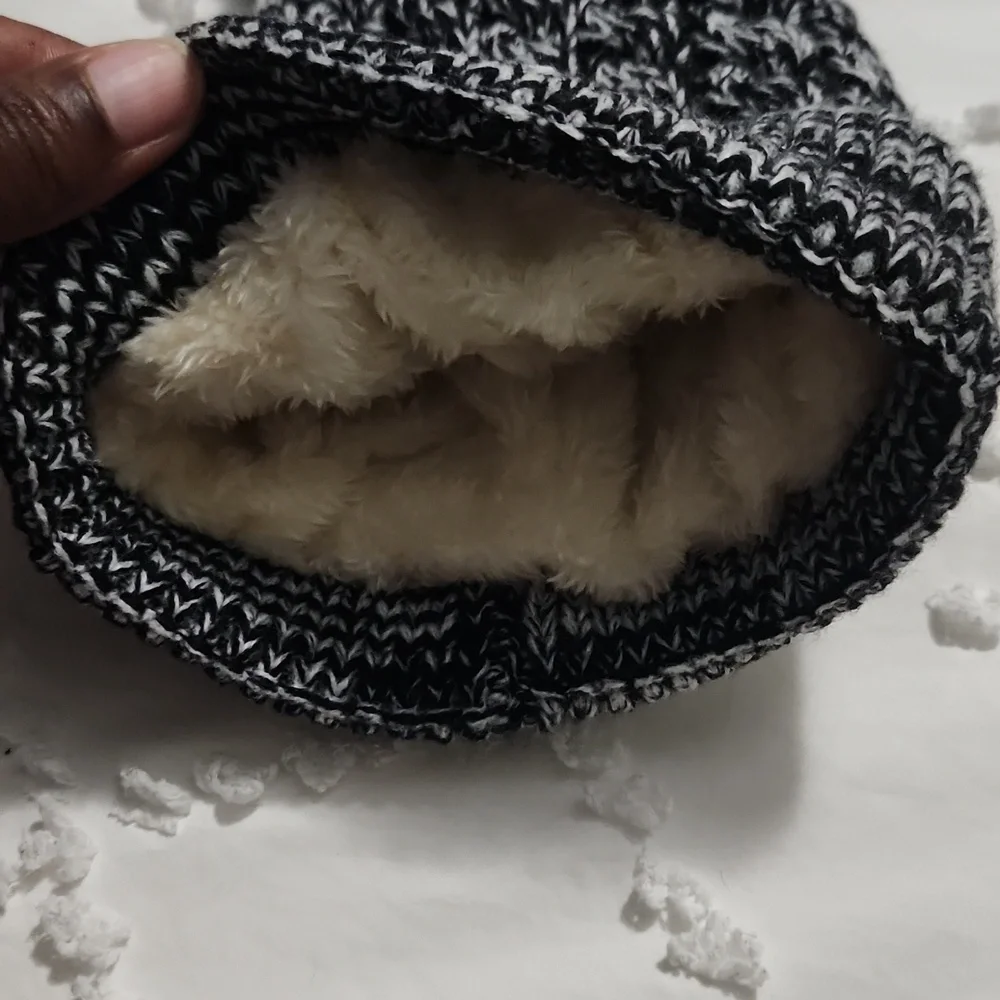 Newborn 0-3 months Baby Knit Pom-Pom Beanie | New Without Tags